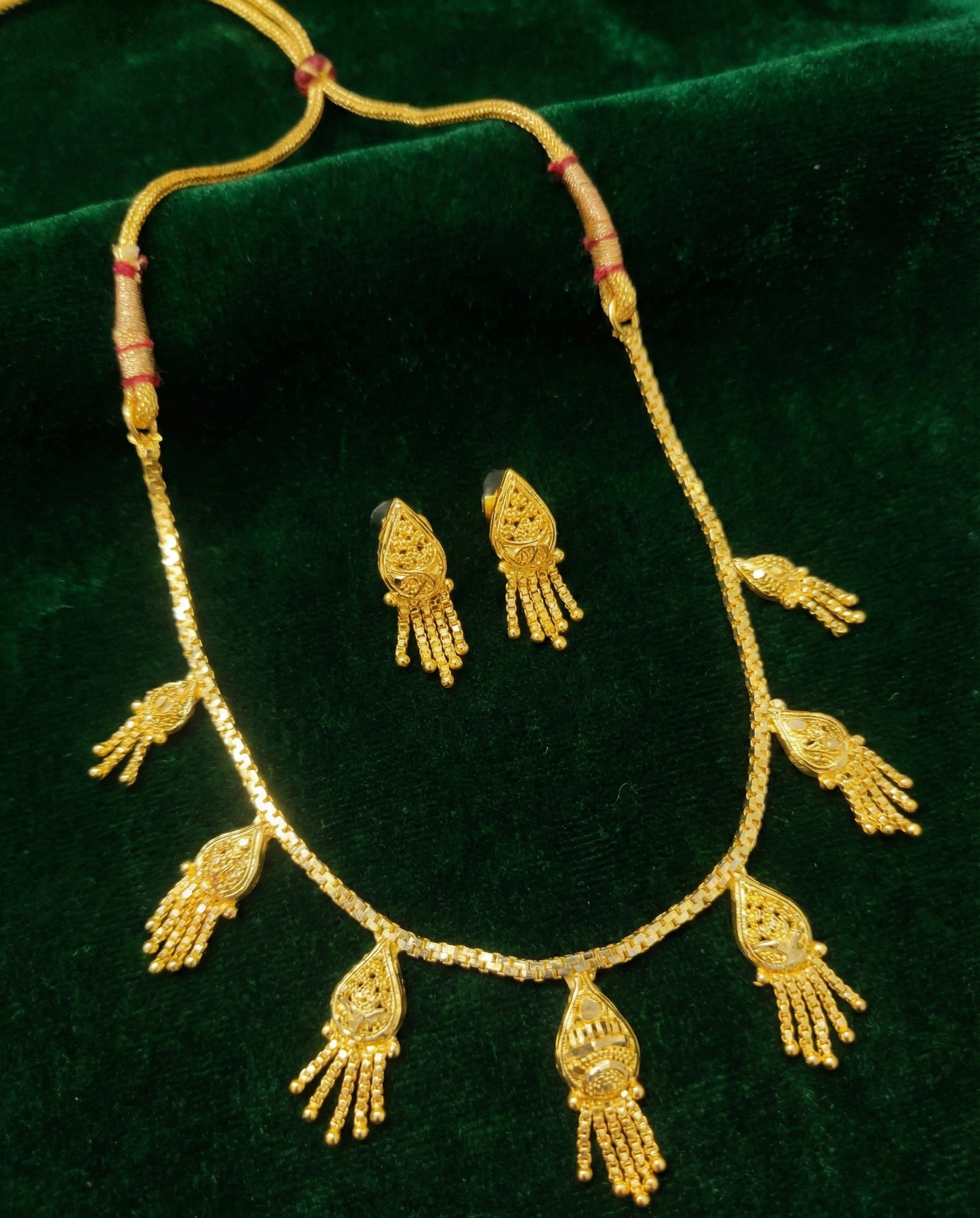 Close-up view of premium artificial Innovate AI Indian Antique Golden Colour Bridal Necklace Set for Women Traditional Temple Jewellery with Drop Earrings Ethnic Wedding Party Jwellery for Saree, Lehenga & Girls Dresses by Innovate Art Impex.